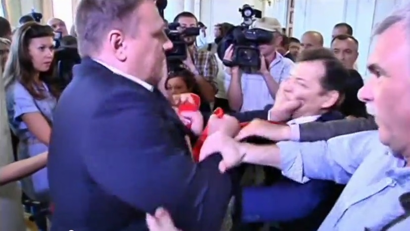 Nghi si Ukraina dam nhau ngay truoc ong kinh phong vien hinh anh