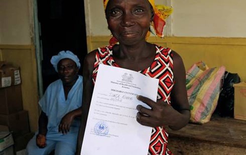 Nhat ky tu tam dich Ebola: Giay chung nhan duoc song hinh anh