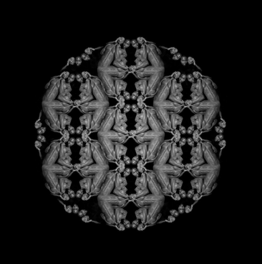 Trong dự án Sacred Geometry, nữ nghệ sĩ Mỹ gốc Jamaica, cô Renee Cox, sử dụng các ảnh chụp người mẫu nữ và nam, da trắng và da màu, để tạo nên những tác phẩm kính vạn hoa mê hoặc.