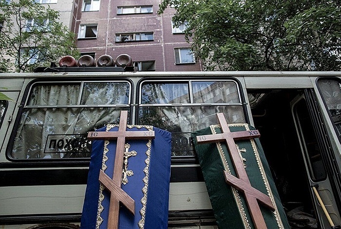 Quan tài được đặt bên ngoài một bệnh viện ở vùng chiến sự ác liệt. 