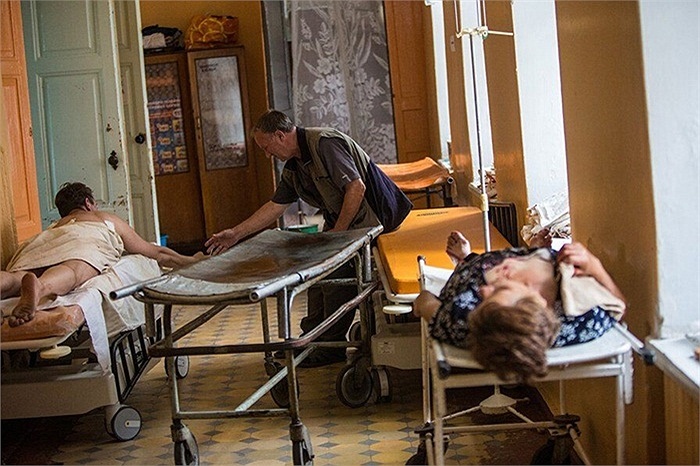 Người dân bị thương được chữa trị trong bệnh viện. 