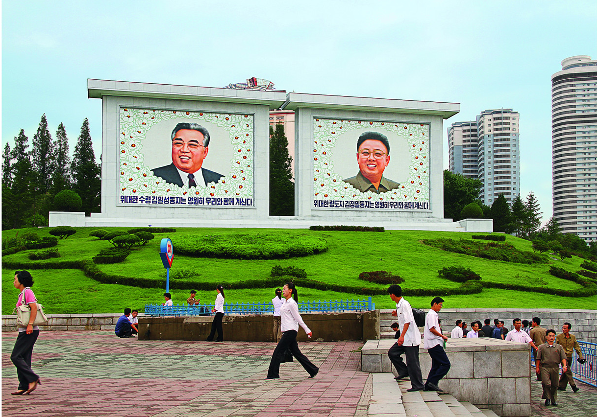 Người dân thủ đô Bình Nhưỡng đi bộ qua khu vực trung tâm. Với 3 triệu người, đây là thành phố có số dân đông nhất tại Triều Tiên.