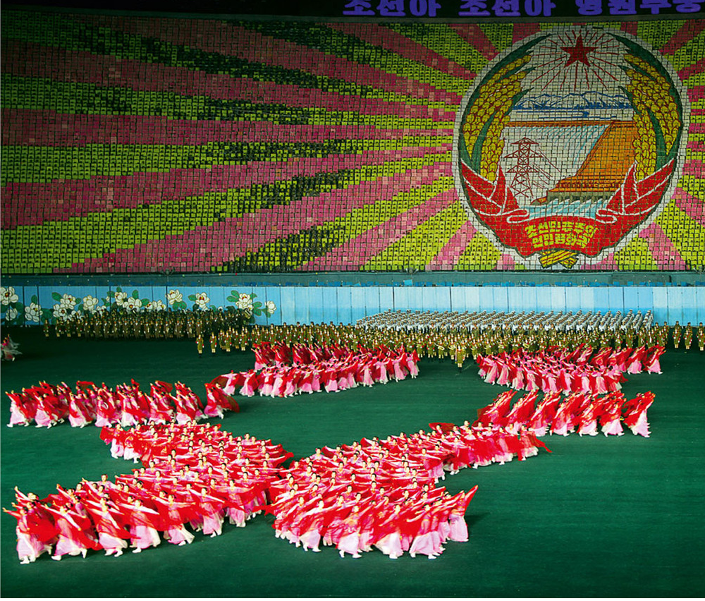 Hơn 100.000 người tham gia lễ hội đồng diễn Arirang tại sân vận động 1/5 ở Bình Nhưỡng. Triều Tiên đã tổ chức lễ hội Arirang trong suốt hơn một thập kỷ qua để giới thiệu lịch sử và phục vụ mục đích tuyên truyền. Thậm chí, sự kiện này còn xuất hiện trong sách kỷ lục Guiness về màn đồng diễn lớn nhất thế giới vào năm 2007.