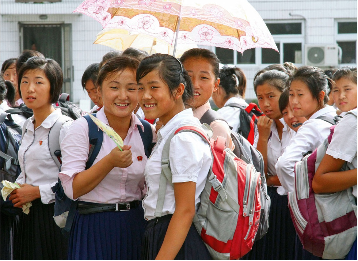 Các em học sinh tại Bình Nhưỡng đeo phù hiệu in hình nhà sáng lập Triều Tiên Kim Nhật Thành.