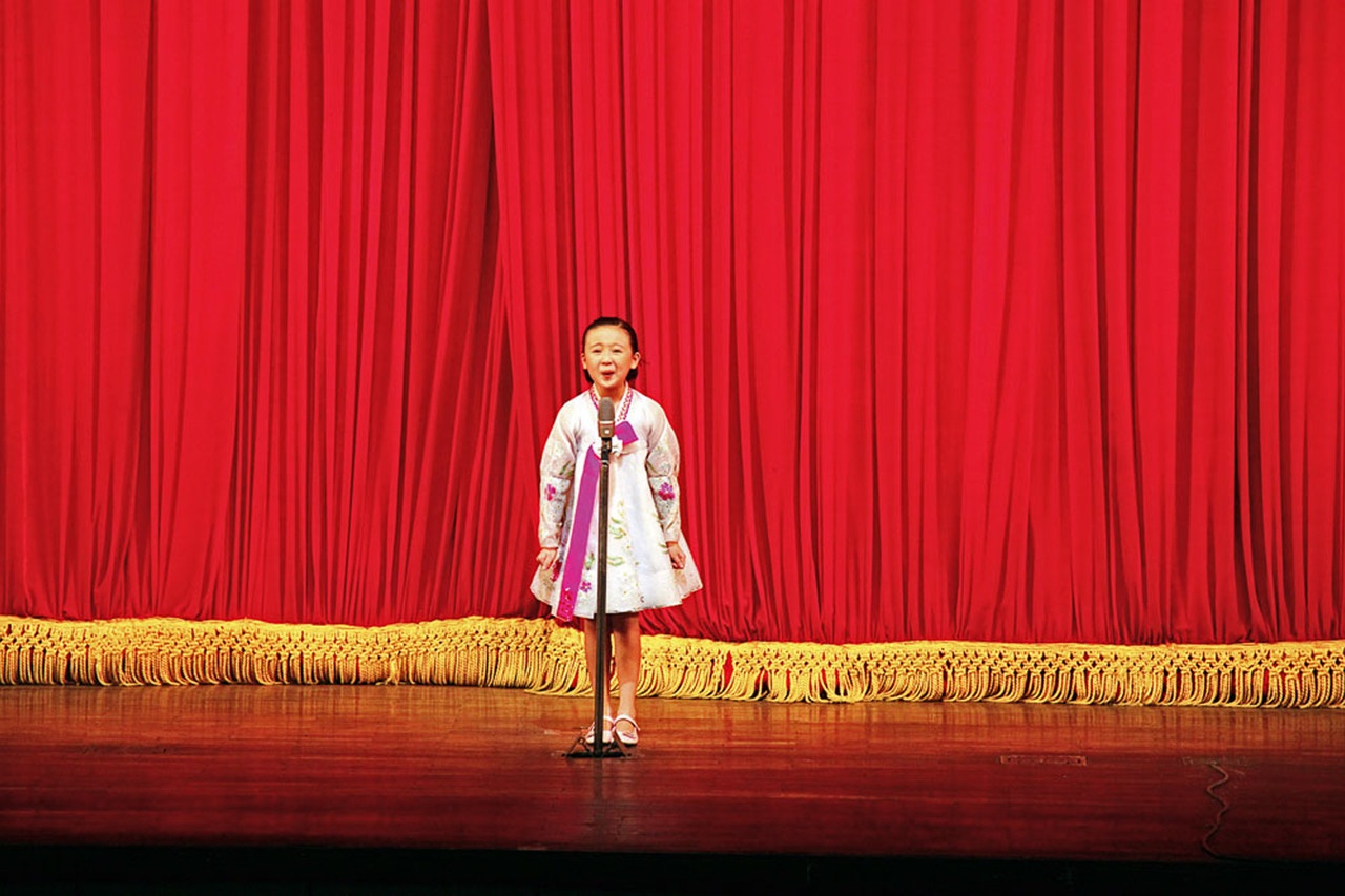 Màn biểu diễn của một em học sinh tại trường Cách mạng Mangyongdae. Học sinh Bình Nhưỡng có cơ hội học thêu, vẽ, múa, âm nhạc… tại cơ sở giáo dục này.