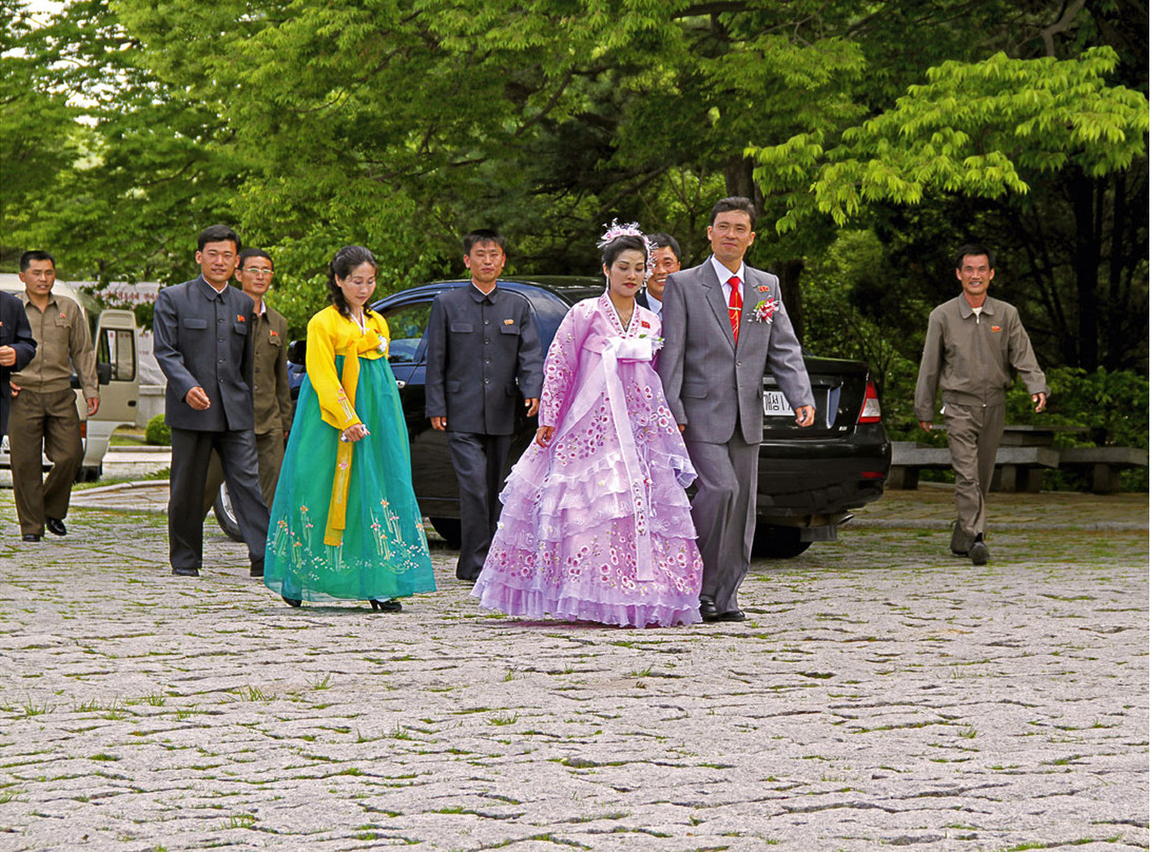 Một cô dâu mặc trang phục truyền thống tại cảng Nampho.