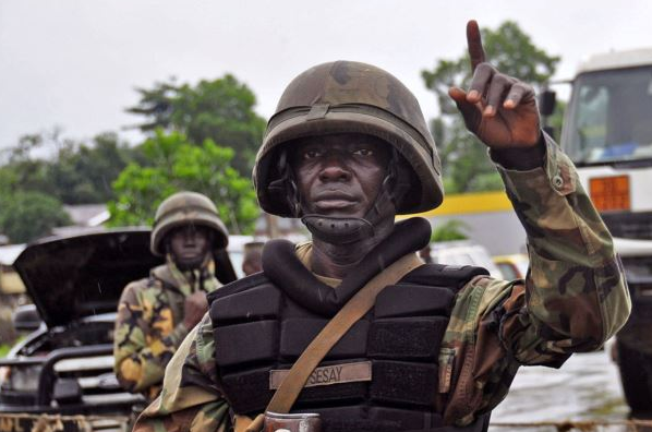 Linh Liberia se ban nguoi vuot bien de ngan Ebola hinh anh