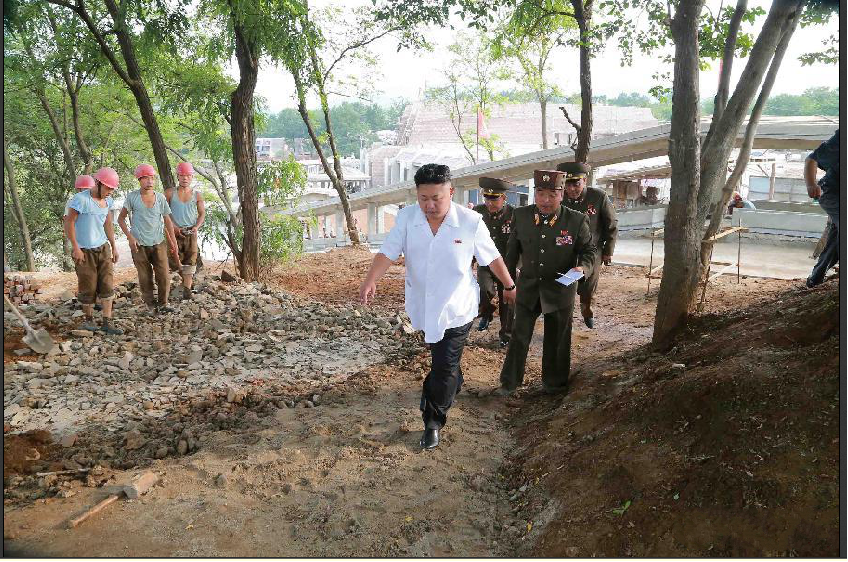 Hãng thông tấn trung ương Triều Tiên KCNA hôm 18/8 đăng tải hình ảnh nhà lãnh đạo Kim Jong Un trực tiếp thị sát công trường xây dựng khu nhà nghỉ dưỡng Yongphung dành cho các nhà khoa học.