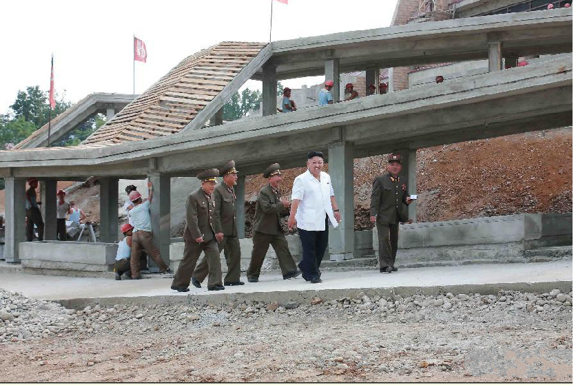 Ông Kim thị sát một vòng quanh trung tâm dịch vụ tổng hợp, các khu nhà nghỉ dưỡng và nhiều nơi khác.