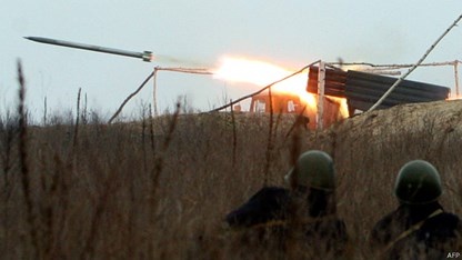 Doan xe cho nguoi ti nan trung ten lua o Ukraina hinh anh