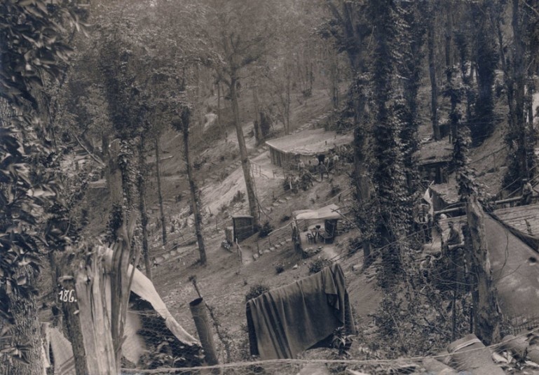 Hình ảnh về doanh trại của quân đội Đức tại mặt trận phía tây năm 1916 từ trên cao. 