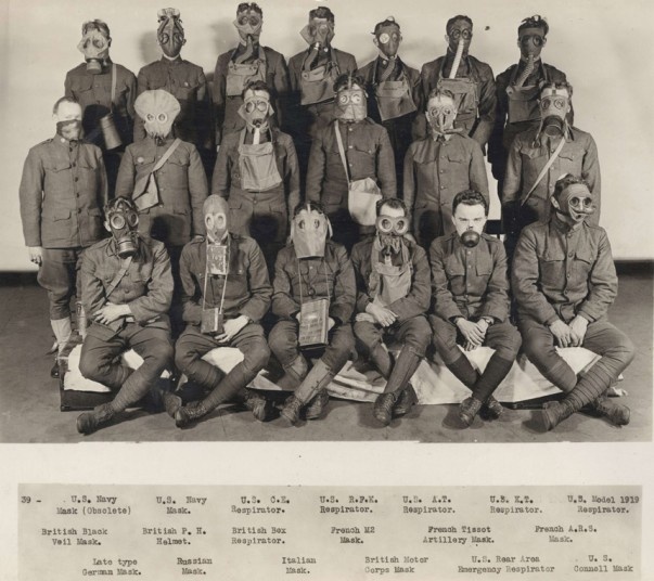 Binh lính Mỹ đeo mặt nạ khí tại phòng thí nghiệm phát triển hóa học tại thành phố Philadelphia năm 1919. 
