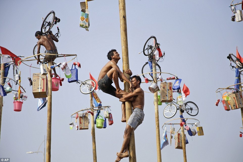 Dan ong Indonesia leo cot mo kiem xe dap hinh anh