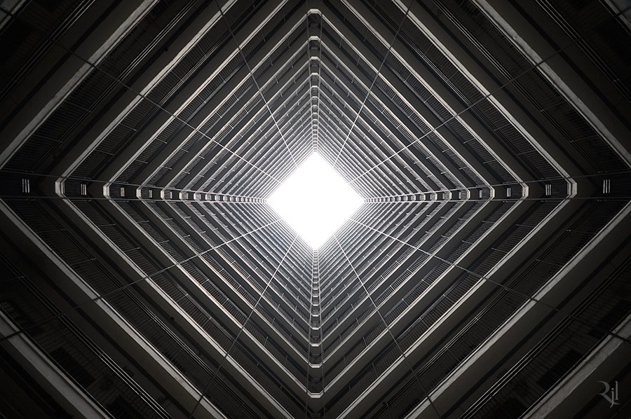 “Trong cuộc sống thường nhật, chúng ta thường đi từ đầu này đến điểm kia mà bỏ qua những thứ xung quanh. Nhưng tôi phát hiện rất nhiều chi tiết để khám phá, chẳng hạn những tòa nhà cao tầng này như những con đường nếu chúng ta nhìn dọc lên”, anh nói.