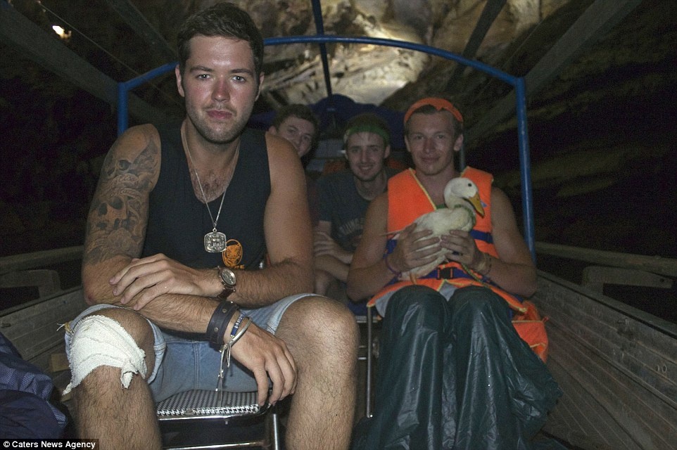 Tình huống khó khăn xảy ra khi cuộc hành trình kết thúc, cả nhóm phải tìm nhà mới cho chú vịt. Sau cùng, họ quyết định thả chú vịt tại một hồ ở Hà Nội.