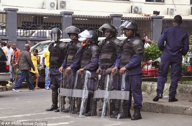 Cảnh sát lập rào chắn gần khu vực West Point sau khi Tổng thống Ellen Johnson Sirleaf  ban bố bố lệnh giới nghiêm đối với thủ đô Monrovia vào đêm 20/8. Lệnh sẽ được áp dụng vào ban đêm, trong khoảng thời gian từ 21h tối đến 6h sáng (giờ địa phương) nhằm ngăn chặn sự lan rộng của dịch bệnh Ebola. 