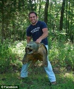 Hay một người đàn ông Mỹ khác từng khoe chiến tích bắt một con