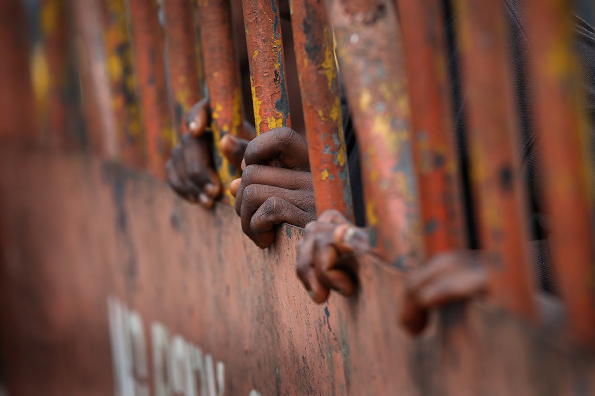 Cảnh cổng đã khóa trái vào ngày thứ hai của đợt kiểm dịch. 