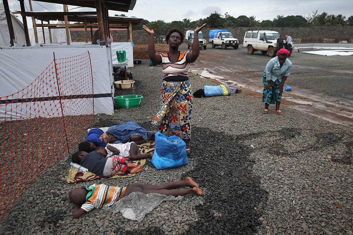 Một người phụ nữ nhiễm Ebola đang cầu nguyện cho cô và gia đình. Họ rời trung tâm cách ly dịch bệnh tại khu ổ chuột West Point khi đám đông đổ xô tới đó vào hôm 16/8. Cháu trai của bà là Saah Exco, 10 tuổi, đã qua đời hôm 20/8 sau khi nhân viên y tế đưa em tới một trung tâm điều trị Ebola tại Monrovia.
