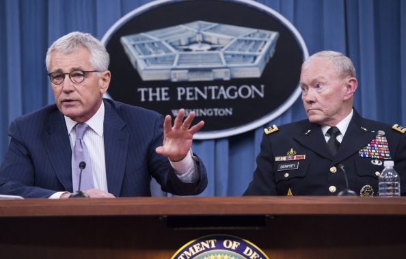 Bộ trưởng Quốc phòng Chuck Hagel và Tướng Martin Dempsey, chủ tịch Hội đồng tham mưu trưởng liên quân, tại cuộc họp báo ở Lầu Năm Góc ngày 21/8. Ảnh: AFP
