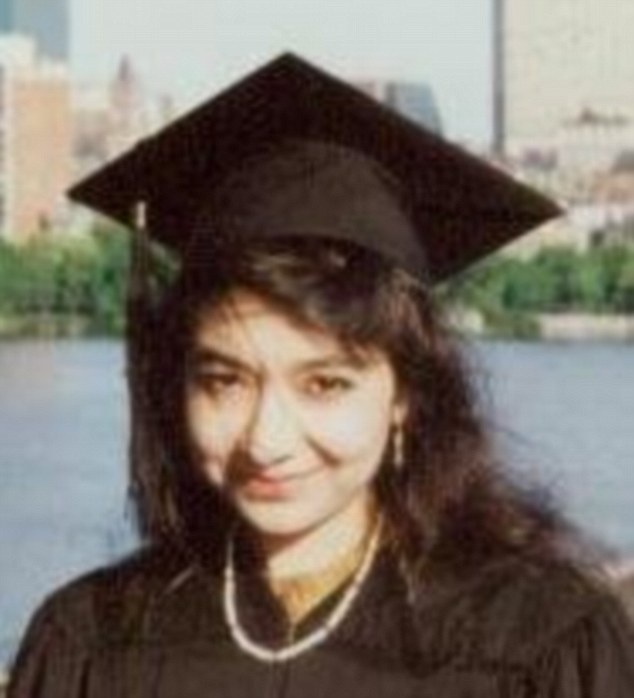 Aafia Siddiqui đã có ba con. Cô đã có bằng tiến sĩ trước khi trải qua đào tạo về khoa học thần kinh tại học viện MIT ở Mỹ. Ảnh: EPA