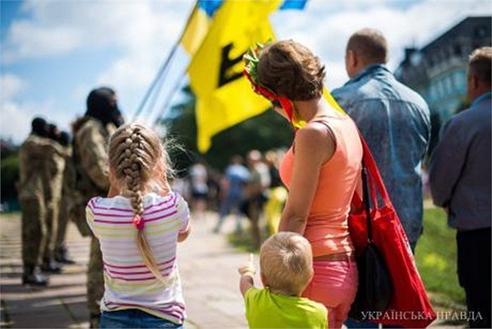 Vợ con tới tiễn biệt chồng lên đường tham chiến.