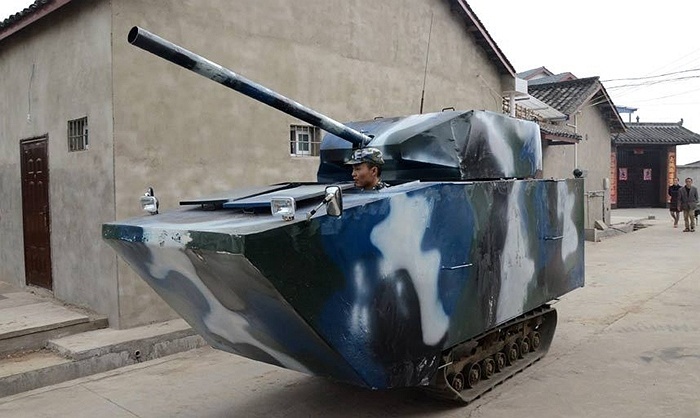 Quân nhân xuất ngũ làm xe tăng tặng con trai.