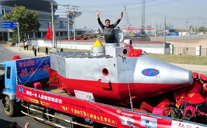 Tàu ngầm mii tự chế để thu hoạch hải sản cho ngư dân.