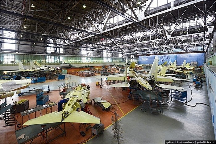 Hàng loạt máy bay chiến đấu đang được lắp ráp.