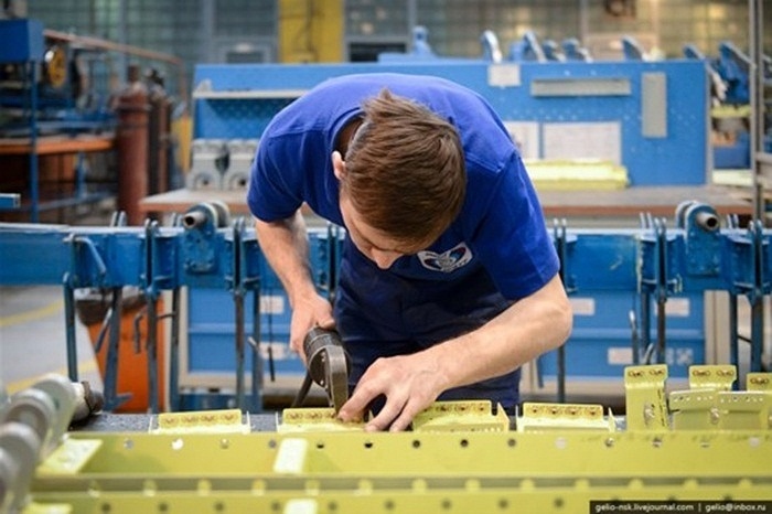 Nhân viên lắp ráp chiến đấu cơ Su-30.