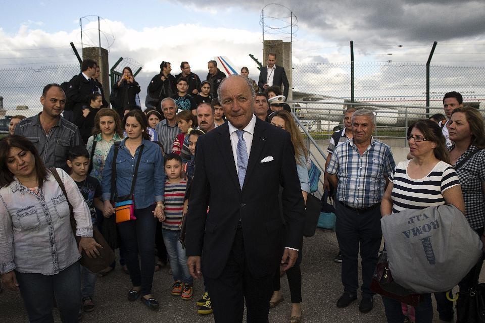 Bộ trưởng Ngoại giao Pháp Laurent Fabius cùng những người dân tị nạn Iraq đáp máy bay xuống Pháp hôm
