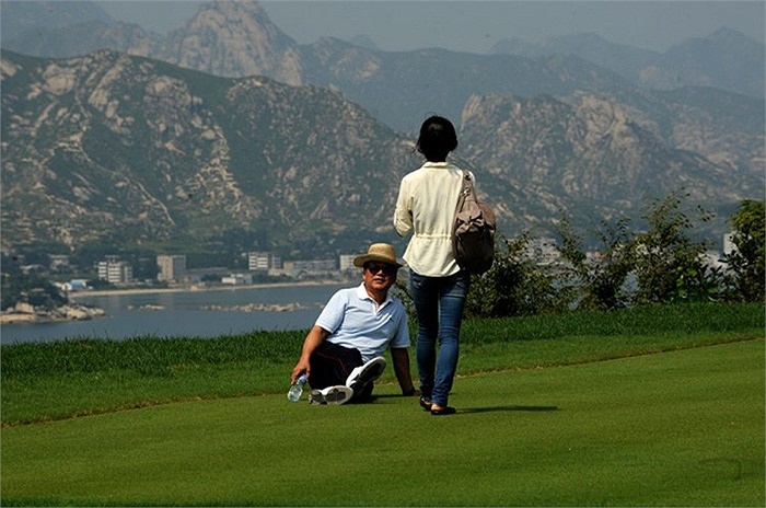 Khách du lịch Trung Quốc tại sân Golf của khu nghỉ mát núi Kumgang.