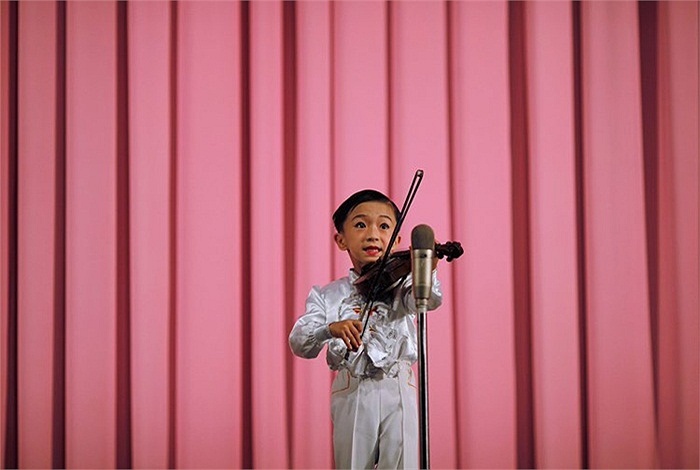 Một cậu bé biểu diễn Violin.