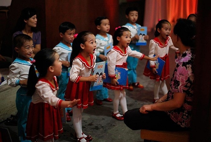Màn biểu diễn tập duyệt của các em nhỏ Triều Tiên.