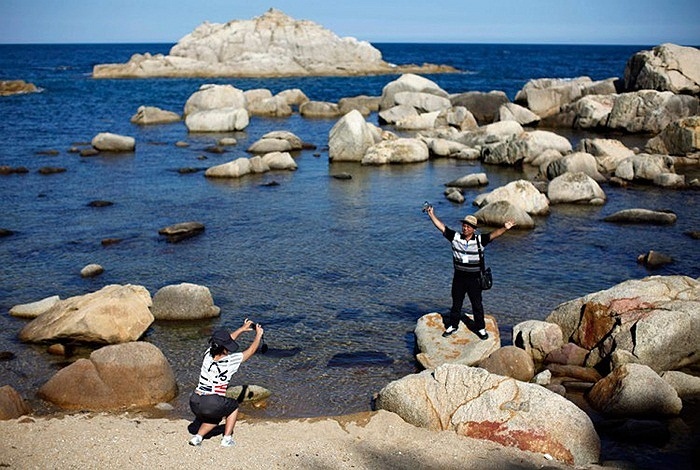 Du khách chụp ảnh ở khu nghỉ mát núi Kumgang.