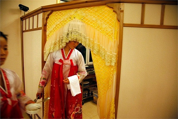 Nữ nhân viên phục vụ trong một nhà hàng ăn ở Triều Tiên.