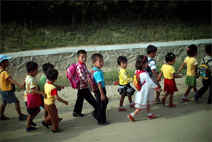 Các em học sinh ở vùng nông thôn Triều Tiên tung tăng tới trường.