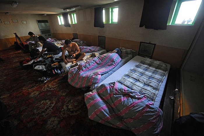 Phóng viên nước ngoài trên một tàu du lịch ở Triều Tiên.