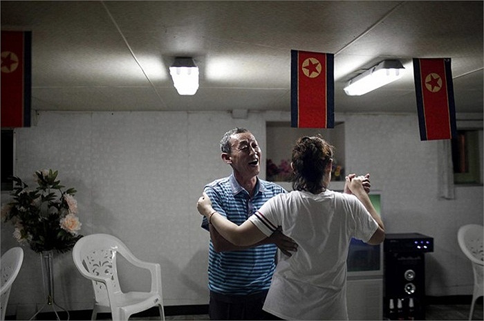 Du khách Trung Quốc khiêu vũ trên tàu du lịch ở Triều Tiên.