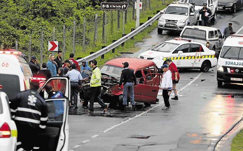 Hiện trường tai nạn sau khi xe chở học sinh đâm vào đầu một xe khác. Ảnh: dispatchlive.co.za