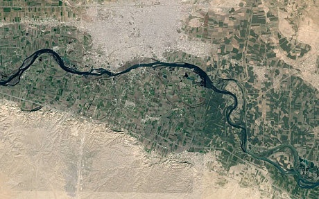 Khu vực đồi núi trơ trọi trong video không cung cấp nhiều thông tin. Tuy nhiên, Higgins lưu ý khu vực đồng bằng màu xanh lá ở phía sau ngọn đồi. Sau đó, ông so sánh với bản đồ của vùng Raqqa ở bắc Syria, trung tâm của lực lượng IS. Bản đồ cho thấy thành phố Raqqa có nhiều khu vực xanh bao quanh và vùng đồi ở hướng nam. Ông Higgins đã nghiên cứu tất cả khu vực tại Syria do IS kiểm soát và khẳng định không thể tìm ra nơi nào có đặc điểm địa lý phù hợp hơn. Kế đến, ông Higgins chú ý đến bị trí của những bóng đen trên mặt đất để kết luận phiến quân quay đoạn video vào buổi sáng, và ống kính hướng về phía bắc.  