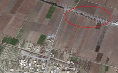 Sau đó, ông Higgins so sánh hình ảnh cây cối trong video và với ảnh vệ tinh chụp ở phía nam Raqqa để đưa ra kết luận chúng trông giống nhau. Kết hợp những dữ liệu này, ông đưa ra tọa độ tại nơi mà ông khẳng định chính là địa điểm vụ hành quyết nhà báo Foley diễn ra. 