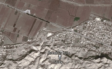 Theo Higgins, dựa trên những thông tin ít ỏi trong đoạn video, khu vực hoang vu gần Raqqa chính là địa điểm mà phiến quân đã lựa chọn để xử tử Foley. 