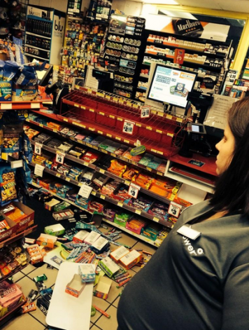 Hàng hóa trong một siêu thị tại Vallejo, gần thị trấn American Canyon, rơi đổ khắp sàn vì rung lắc mạnh. Ảnh: SFGate