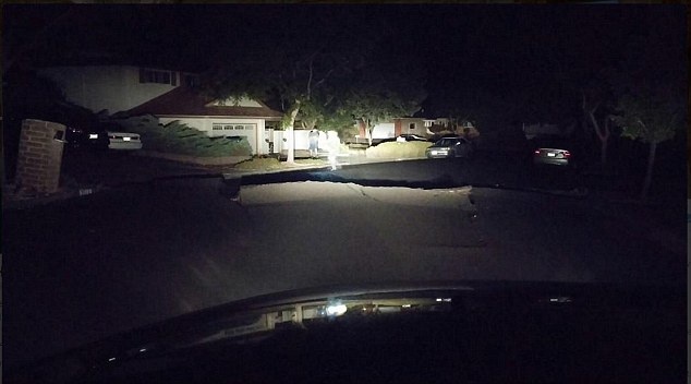 Mặt đường ở phía bắc thị trấn Napa nứt và trồi sụt sau cơn địa chấn. Ảnh: Twitter