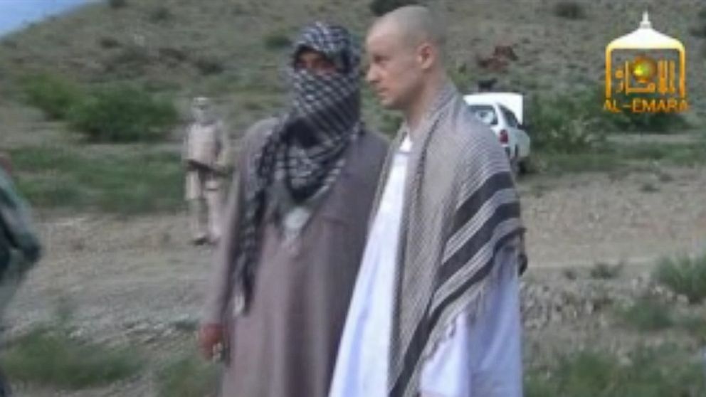 Phiến quân Taliban bàn giao trung sĩ Bowe Bergdahl cho đặc nhiệm Mỹ ở Afghanistan, sau khi Washington đồng ý trả tự do cho 5 thủ lĩnh Taliban. Ảnh: ABC News