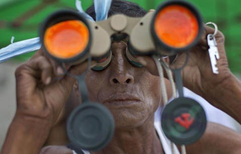 Người dân Myanmar hiếu kỳ dùng ống nhòm theo dõi cuộc tìm kiếm chuông trên sông Yangon