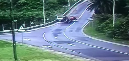 15 hoc sinh vang xuong duong khi hai xe dam nhau hinh anh