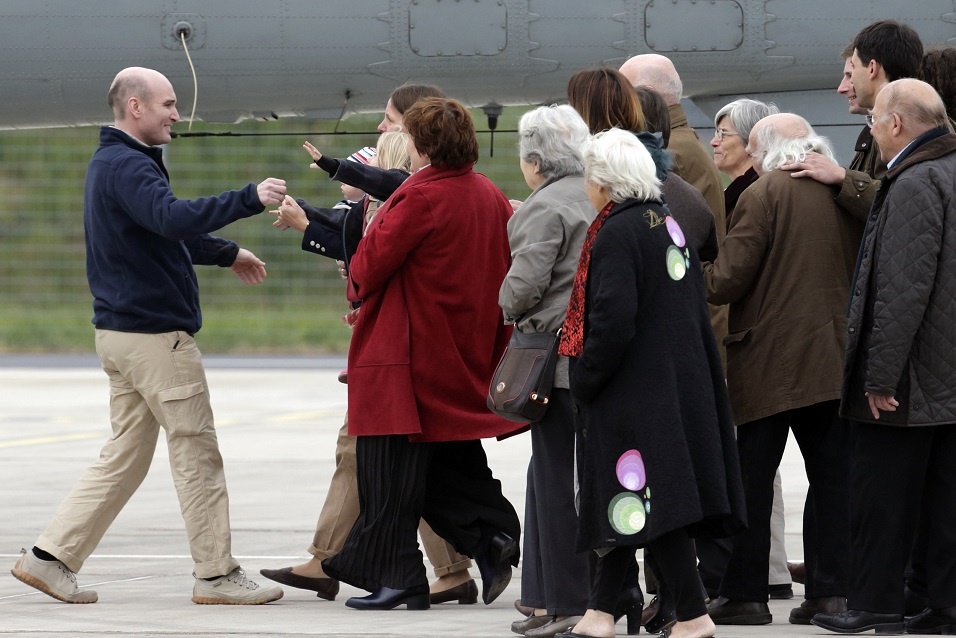 Ông Nicolas Henin (trái), nhà báo Pháp từng bị bắt làm con tin ở Syria và chịu cảnh giam cầm chung với James Foley, đoàn tụ người thân sau khi được thả tự do vào tháng 4/2014. Ảnh: Reuters