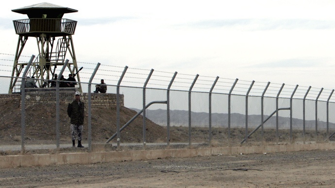Quân đội Iran canh gác xung quanh nhà máy hạt nhân Natanz. Ảnh: Reuters